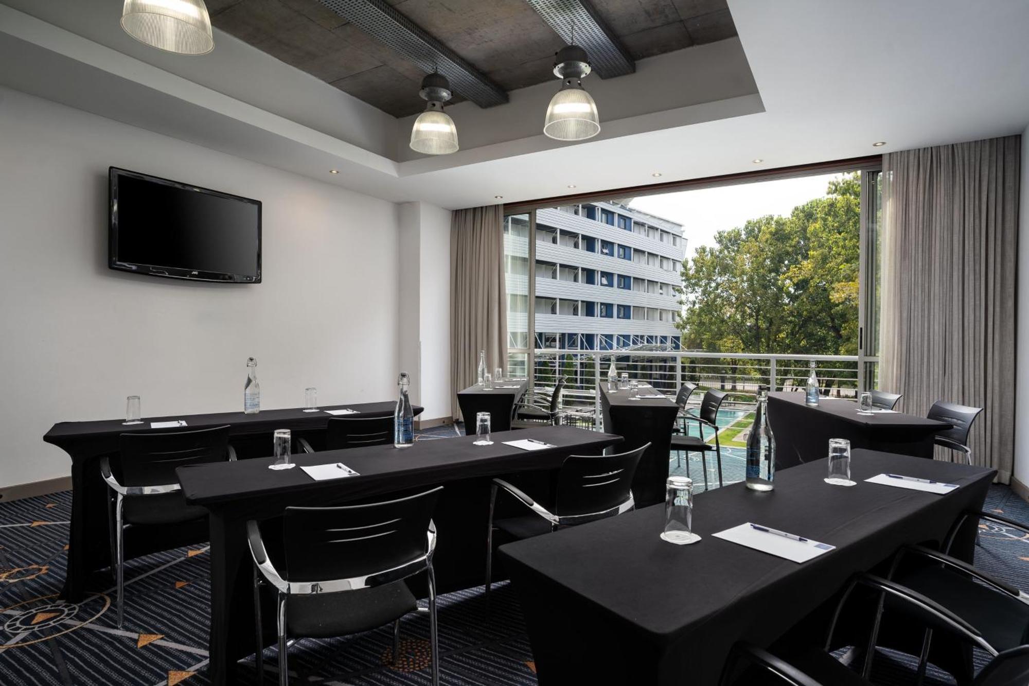 Protea Hotel By Marriott O R Tambo Airport Kempton Park Exterior photo